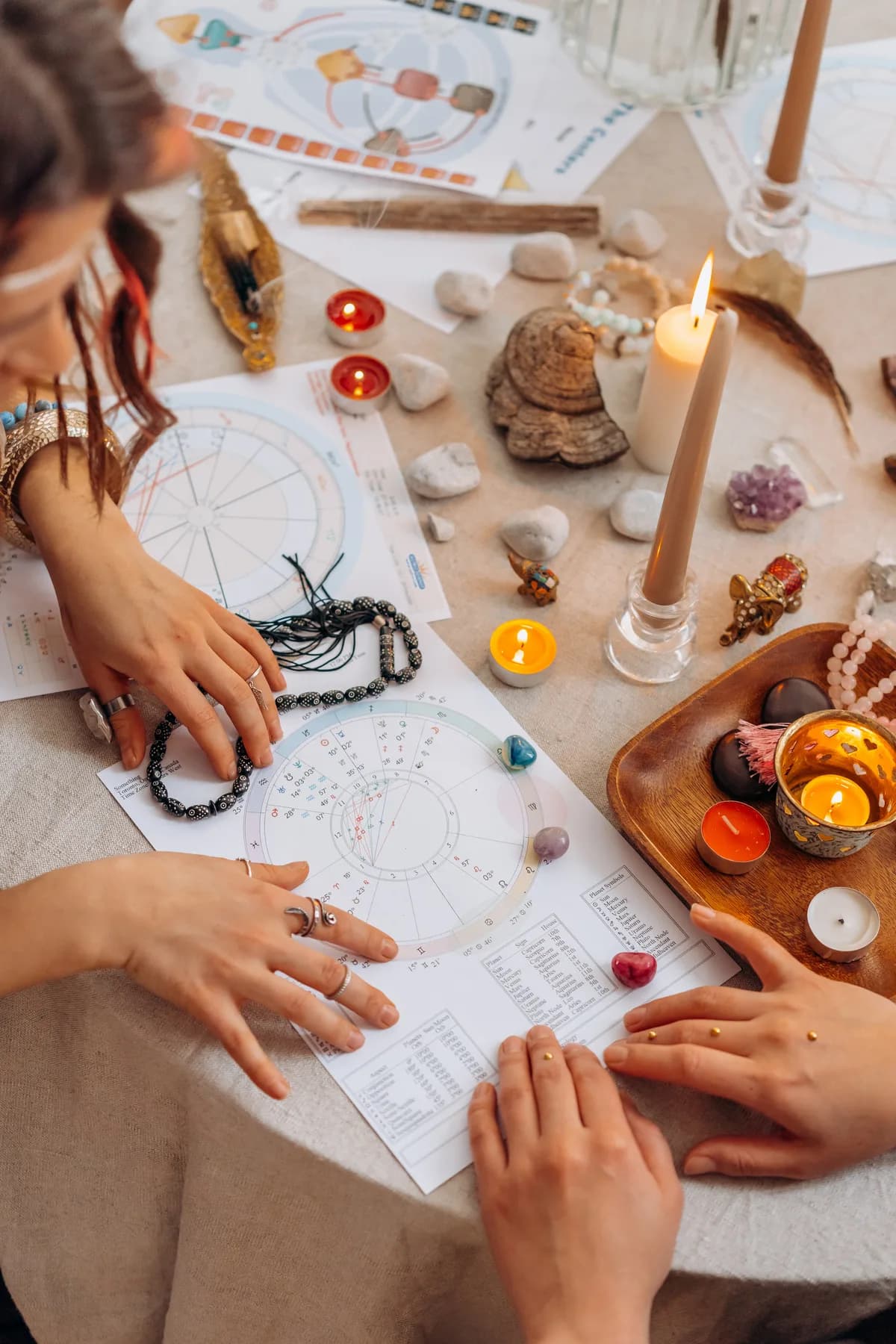 astrea ilustrativa mesa ritual astrologia